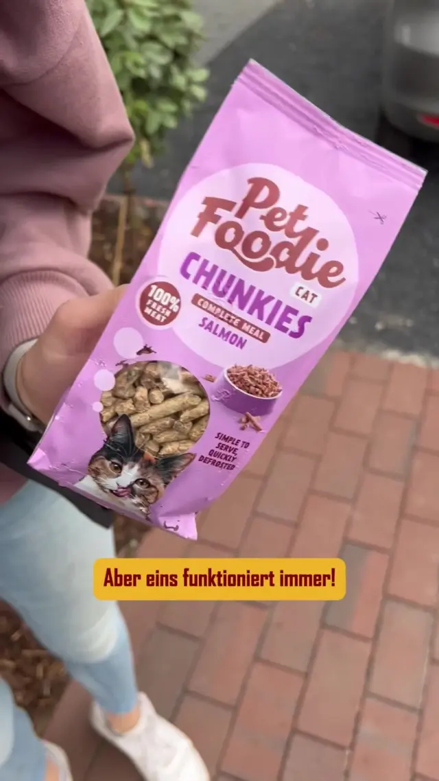 🔊 Einmal PetFoodie geschüttelt – schon ist sie da.
Funktioniert besser als jeder GPS-Tracker. 😉
Entdecke unsere leckeren Produkte über den Link in unserer Bio!
#catmom #petfoodie #katzenliebe #catsoftiktok #lockmittel #snackalarm #povkatze #haustierhumor