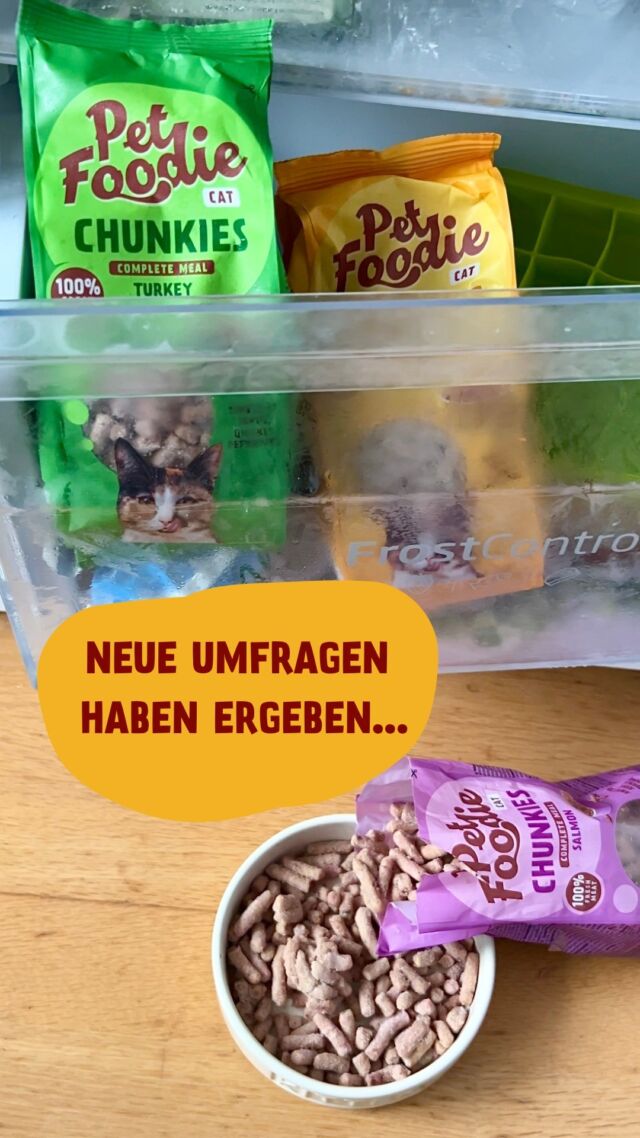 Hoppla, wer hat denn da unser Handy geklaut? 😂

Zur Klarstellung: Das ist natürlich nicht ganz ernst gemeint. Das Prinzip der freien Fütterung, das heißt dem unbegrenzten Zugang zu Futter, kann funktionieren, muss aber nicht. Gerade bei Hauskatzen machen feste Fütterungszeiten mit portionierten Mahlzeiten Sinn – ganz einfach, um das Übergewichtsrisiko zu senken 💡

Auch wenn unsere Fellnasen sich selbst wohl eher für die 24/7-Futter-Option entscheiden würden – sowieso wenn es um PetFoodie geht 🤭.

Link in der Bio!

#catsofinstagram #petfoodie #barf #relatable #trendingreels #catfood #catlovers #katzenglück #katzenliebe #katzenfreunde #katzenfutter