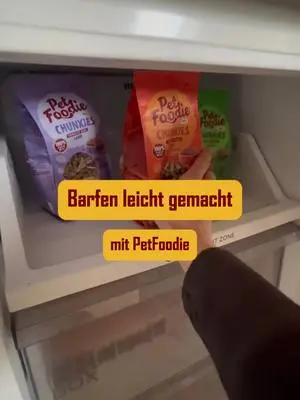 So einfach geht’s mit dem Barfen! 😉 Frisch, unkompliziert und in wenigen Schritten zubereitet – so macht artgerechtes Füttern Spaß! In unserem Reel zeigen wir dir, wie einfach Barfen mit PetFoodie sein kann! Den Link zu unseren Produkten findest du in unserer Bio. #petfoodie #barfenleichtgemacht #zubereitung #barf #barfen #barffutter #hundefutter
